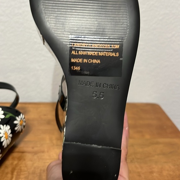 NWOT Betsey Johnson Daisy Print Wedge Sandals - Picture 8 of 8
